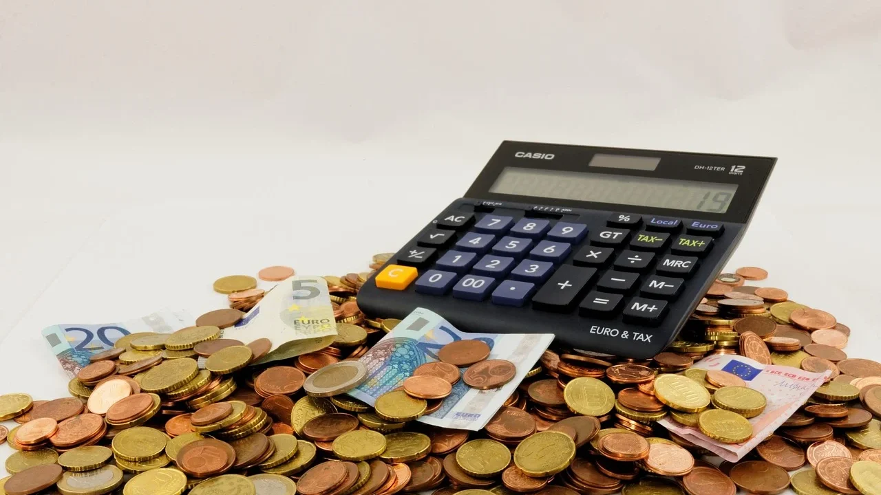 Saving Money Piggy Bank Calculator